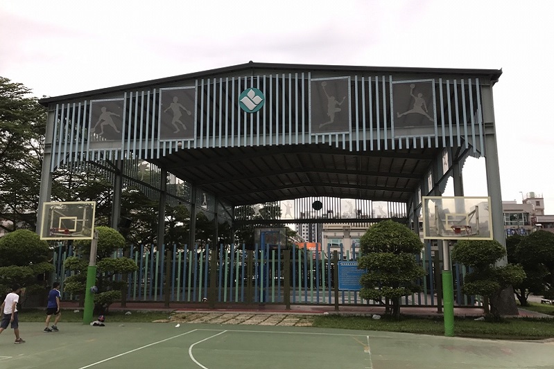 鋼構雨棚搭建校園室外球場 | 奇岩建築空間整合